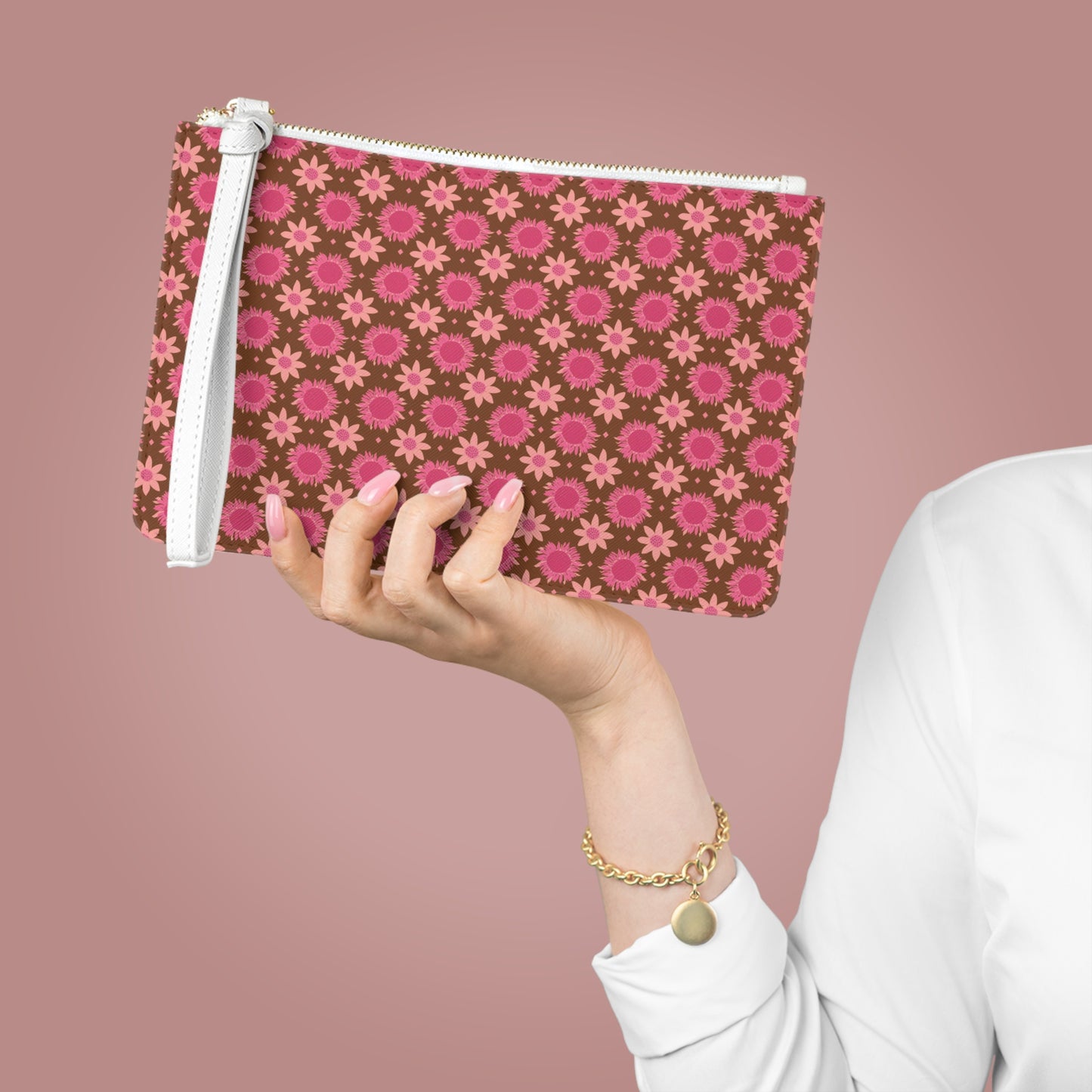 Retro Pink Daisies on Brown Background Clutch Bag