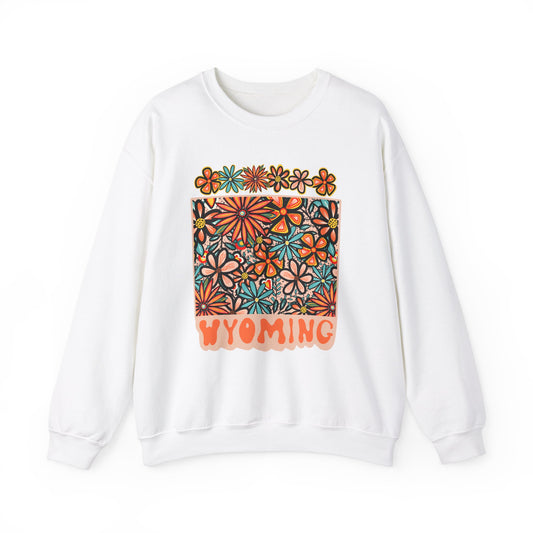 Retro 70s Flowers Wyoming State Design — Heavy Blend™ Crewneck Sweatshirt